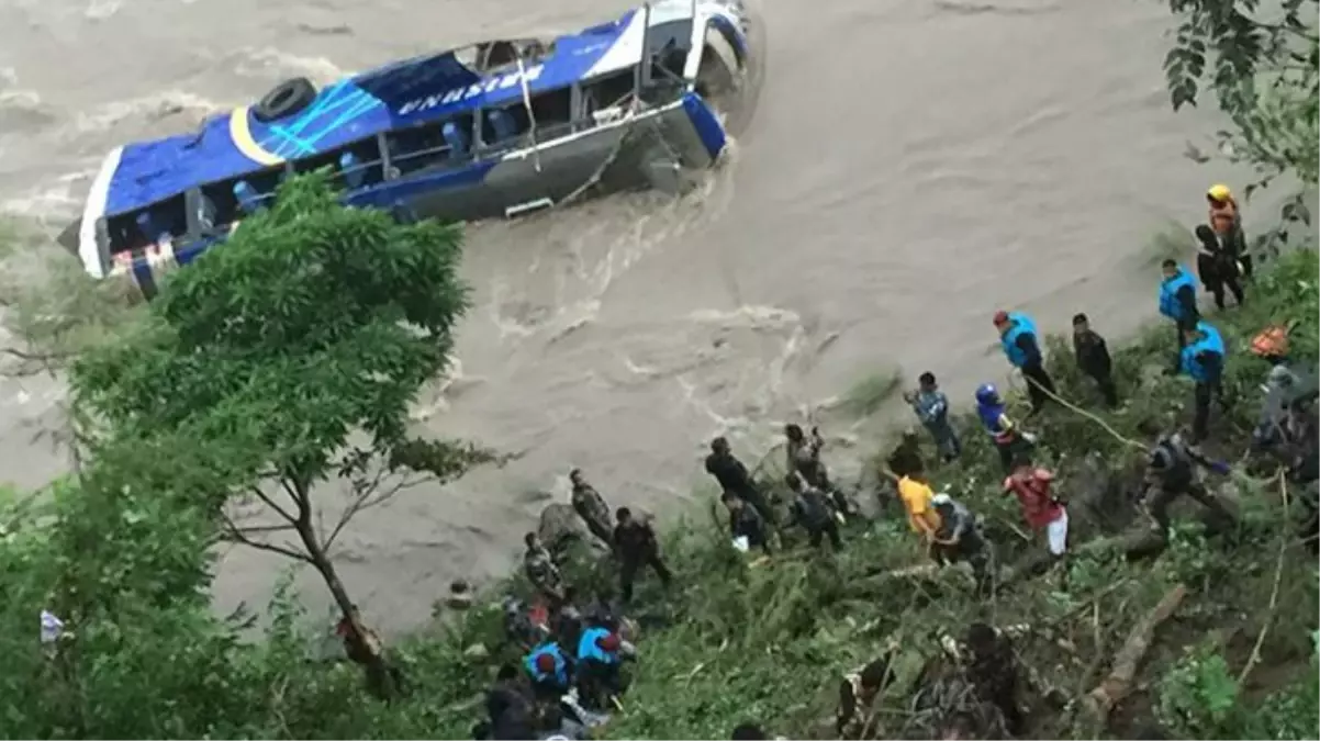 Nepal’de 40 kişiyi taşıyan otobüs, nehire uçtu! 14 kişi öldü
