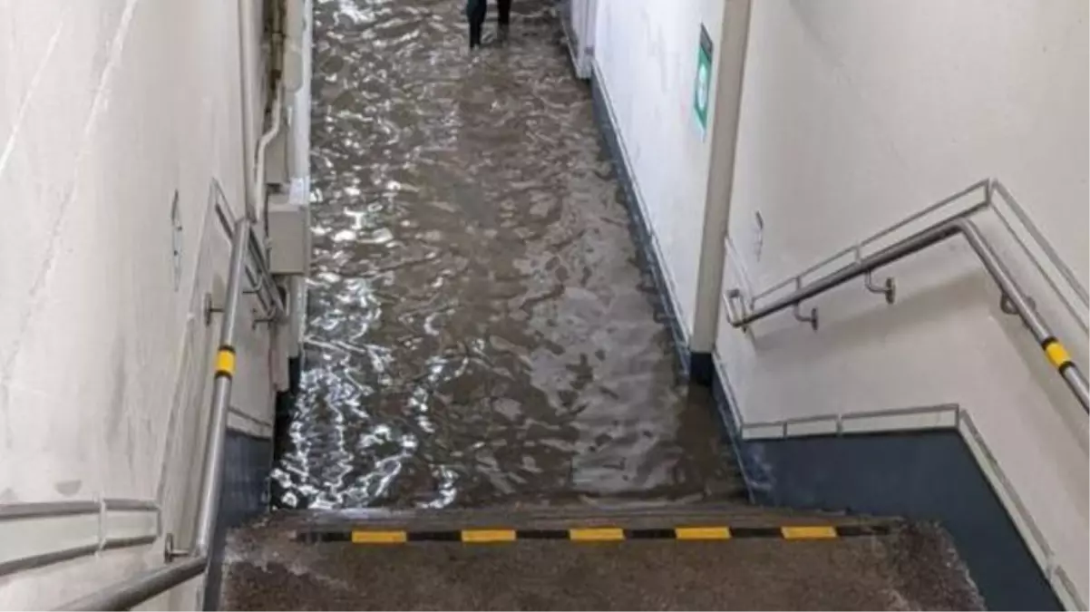 Tokyo’da şiddetli yağmurlardan dolayı metro istasyonlarını su bastı
