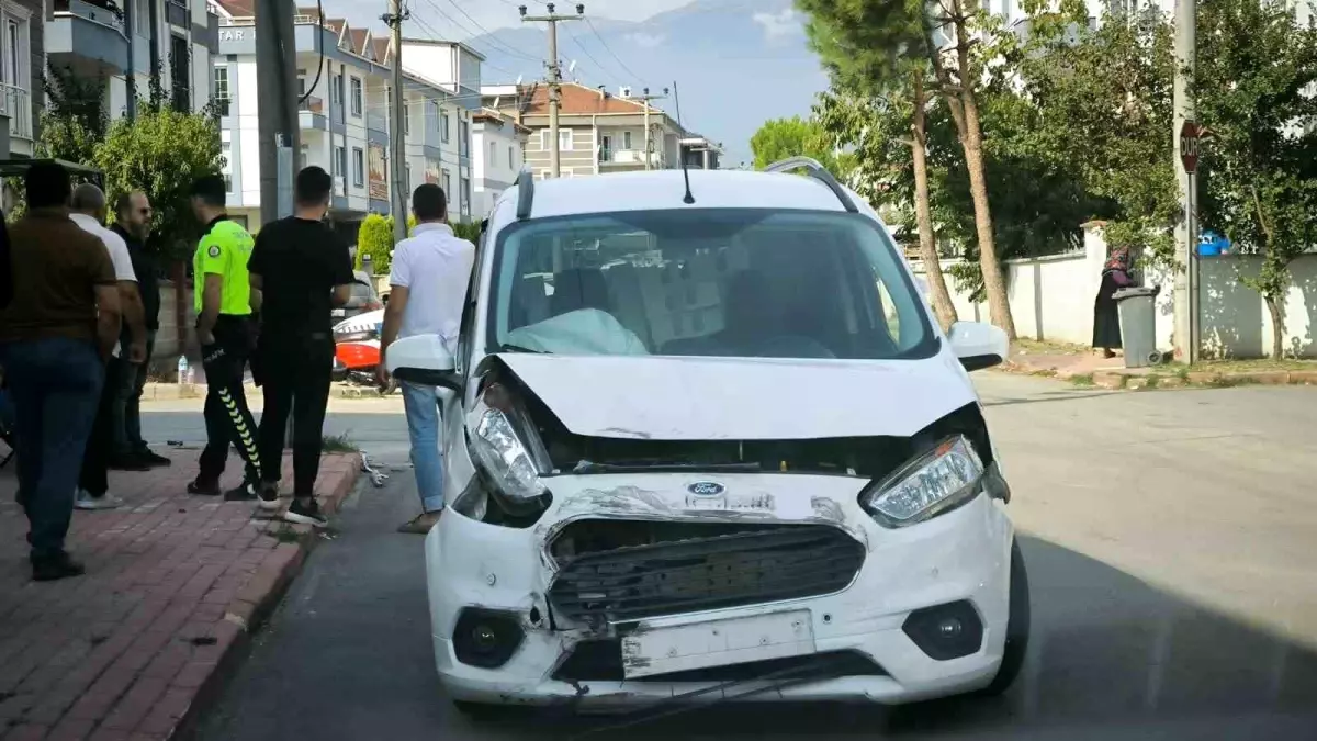 İnegöl’de okul servisi ile hafif ticari araç çarpıştı: 11 yaralı