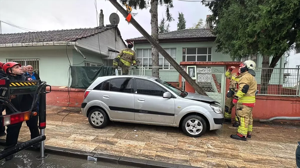 Düzce’de Otomobil Telefon Direğine Çarptı: 2 Yaralı