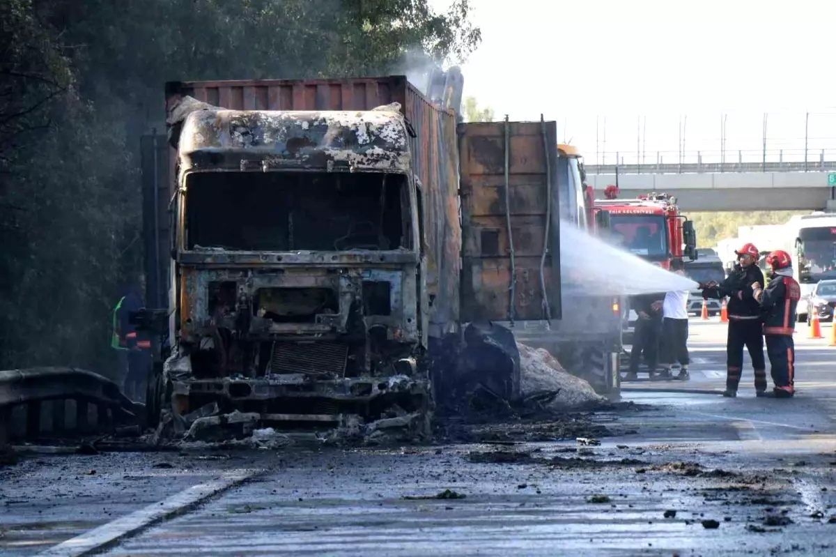Sakarya’da Tır Çarpışması: 2 Yaralı