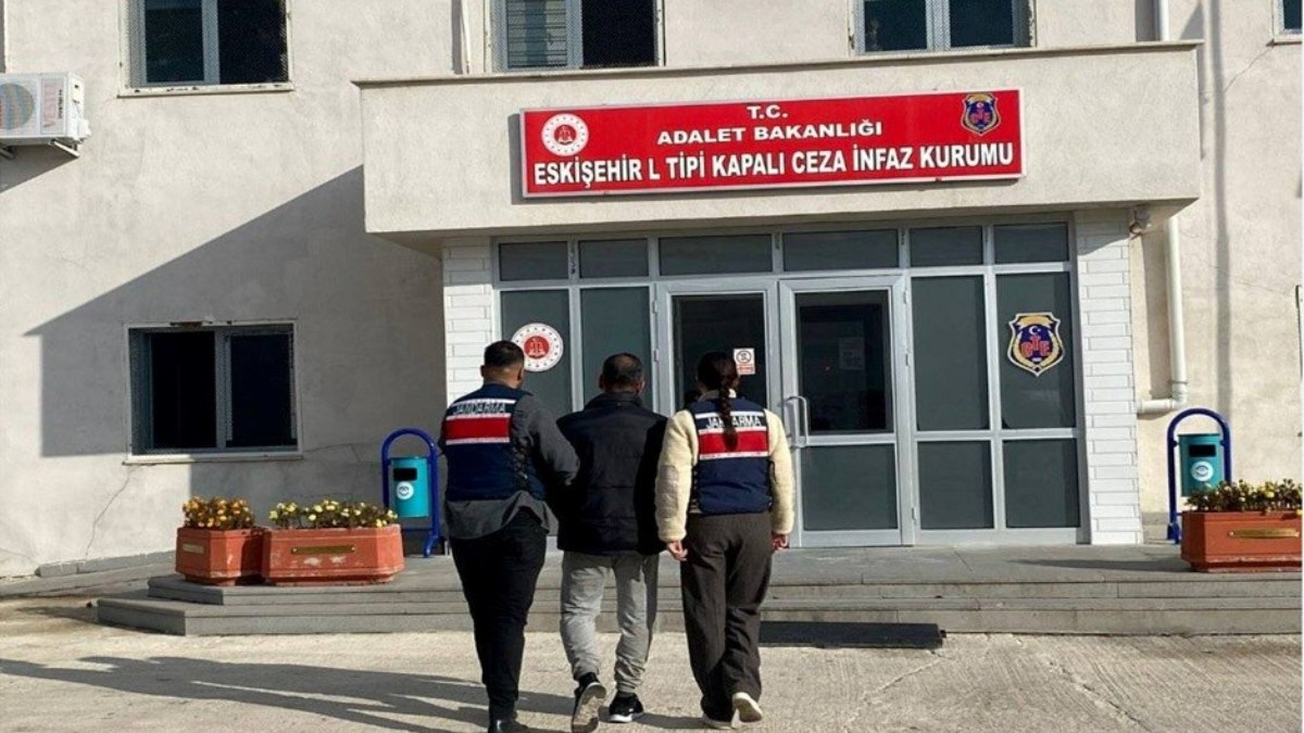 Eskişehir’de çocuğa cinsel istismar suçundan aranan şahıs yakalandı