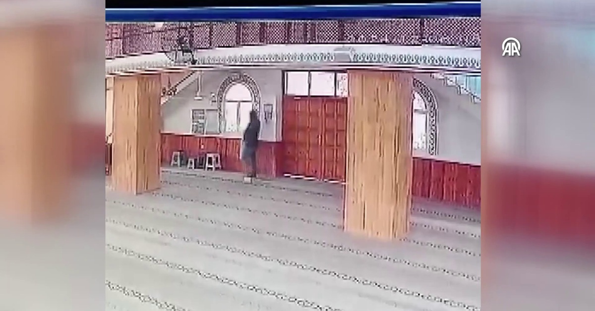 Hırsızlık yaparken camide mahsur kaldı!
