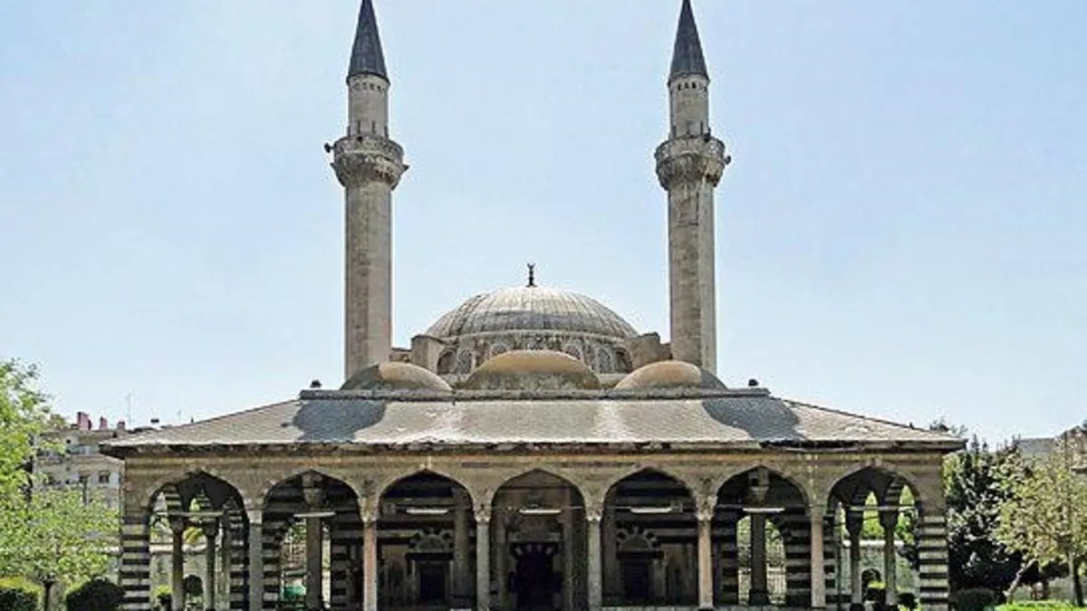 Son Osmanlı padişahının defnedildiği külliye kaderine terk edildi